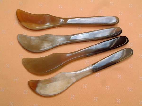 4 Designer Butter Messer - aus feinstem Horn - leicht gemasert - 15 cm - massiv & stark