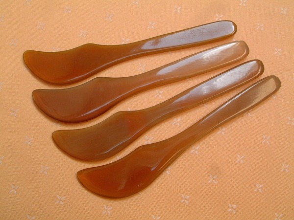 4 Designer Butter Messer - aus feinstem Horn - honigfarben - 15 cm - massiv & stark !