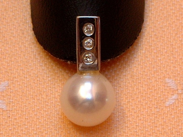 Exclusive Perle - weiss - 9 mm - mit 3 Brillanten - in 18 Kt. Weiß Gold - 750 -
